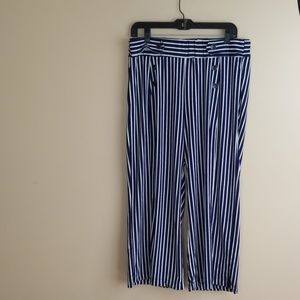 Robert Louis women casual(capris)  preowned